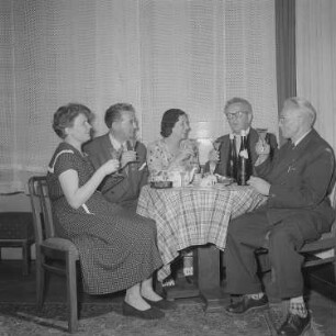 Feier mit Fritz Jensen und Fritz Schälike : Feiernde Personen an einem Tisch