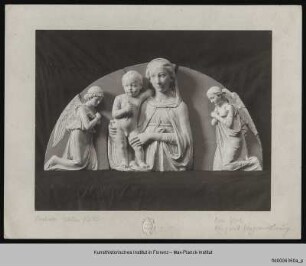 Madonna mit Kind flankiert von zwei Engeln