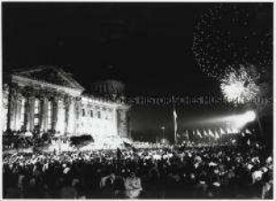 Szenen vor dem Reichstag in der Nacht vor der Wiedervereinigung