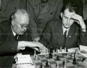 Schachspieler Wolfgang Unzicker bei den Schachmeisterschaften in Berlin