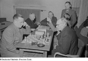 Schachspieler im Aufenthaltsraum des Klubhauses