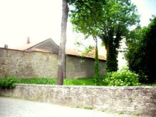 Stadtbefestigung (Nord) - Stadtmauer am Rödelseer Tor im Verlauf nach Nordwesten (mit Graben) zum Bürgerturm