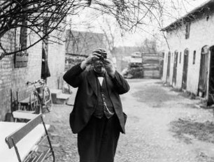 Schönlanke (Trzcianka/Polen). Portrait eines Mannes (vermutlich Angehöriger der Familie) mit Fotokamera