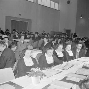VI. Bundeskongress der Domowina in Hoyerswerda : Wobdźělnicy na VI. zwjazkowym kongresu Domowiny wot 26.-27.3.1965 : Hoyerswerda / Wojerecy