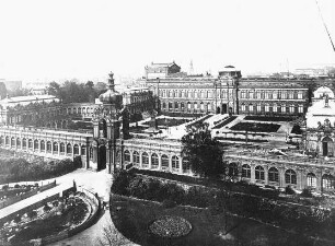 Dresden, Zwinger, Ansicht des Gesamtkomplexes (Luftaufnahme); 1709-1728: Matthäus Daniel Pöppelmann; Balthasar Permoser; 1847-1854: Gemäldegalerie von Gottfried Semper; Pöppelmann, Matthäus Daniel; Permoser, Balthasar; Semper, Gottfried