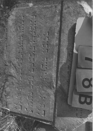 Grabstein 78 (Index: 100008888) Zustand: zum Teil abgebröckelt, eingesunken Maße HxBxT: 69x58x15 cm: Grabstein 78B