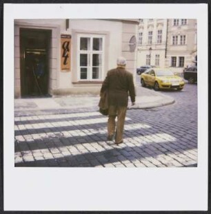 Wolfram Siebeck läuft über einen Zebrastreifen Prag