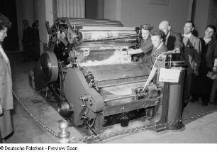 Vorstellung einer Kardiermaschine der sowjetischen Sektion auf der Leipziger Herbstmesse 1954