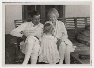 Die Schauspielerin Ann Harding mit ihrem Mann Harry Bannister und ihrer Tochter Jane in ihrem Haus in Hollywood. von links: Harry Bannister, Jane und Ann Harding