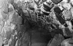 Triebischtal-Kobitzsch. Obermühle oder Lange-Mühle, Blick in den Wasserabzugsstollen von der Radstube in Richtung Kleine Triebisch