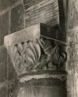 Tschechien, Nordböhmen. Doxan (Doksany bei Raudnitz an der Elbe). Ehem. Prämonstratenserrinnenkloster (gegr. 1144). Krypta (älteste Bauteile um 1200). Kapitell mit Blattornament und Drachen