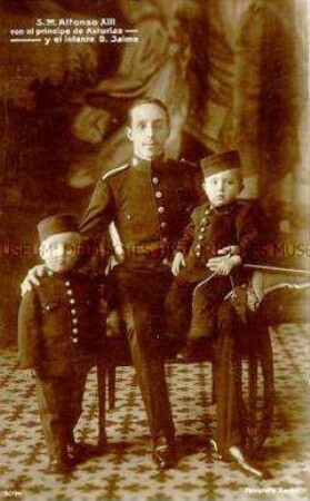 Alfons XIII. von Spanien mit seinen beiden Söhnen
