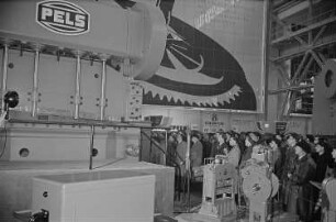 Blick in die Halle G mit einer Maschine des VEB „Pressen- und Scherenbau Henry Pels"
