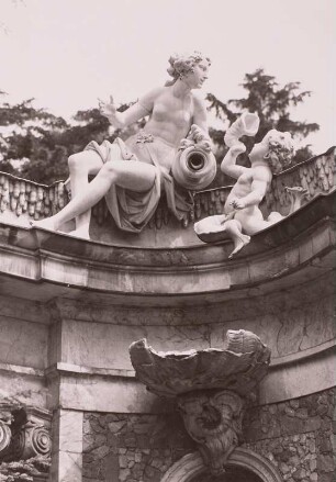 Potsdam, Park Sanssouci. Teilansicht der Neptungrotte (1751/1757; G. W. v. Knobelsdorff, J. P. Benkert / Grottierung) mit linker Najade und Putto (1752; G. F. Ebenhech)