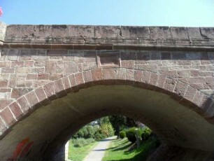 Hirsau-Nagoldbrücke (am Kloster St Aurelius)-im Kern Ausbau von 1561 (unter Verwendung Vorgänger-1914 erweitert)-Ansicht von Süden-Brückenbogen mit Werkstein und Bauinschrift (Renoviert 1914)