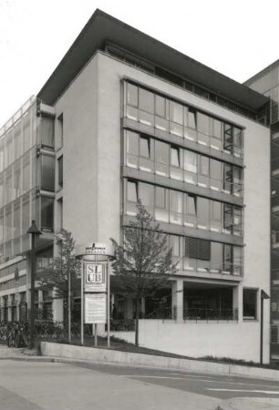 Dresden, Zellescher Weg 17. Bürogebäude DrePunct. Ostflügel mit Fakultät Architektur