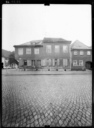 Luckau, Marktstraße. Wohnhäuser mit Laden. Straßenfront