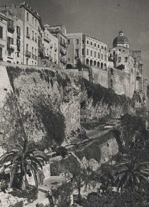 Cagliari. Insel Sardinien. Italien. Blick auf die Altstadt (Castello), angelegt auf einer Hügelspitze. Unterhalb der Wohnhäuser befinden sich die Nutzgärten