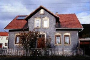 einstöckiges Haus mit Zwerchgiebel, verschiefert