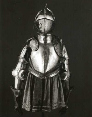 Halber Fußturnierharnisch des Fürsten Christian I. von Anhalt-Bernburg. Kupfer, getrieben, graviert und vergoldet; H. 75 cm. Dresden, 1590. Dresden: Rüstkammer M 103