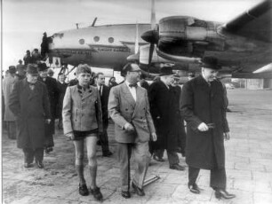 Hamburg. Flughafen Fuhlsbüttel. Der Bürgermeister der Hansestadt Max Brauer taufte das Leitflugzeug der Fluggesellschaft "American Overseas Airlines" (AOA). Es hieß nun offiziell "Flagship Hamburg".