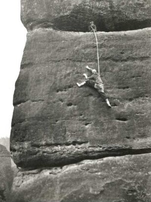 Sächsische Schweiz. Schmilkaer Felsgebiet, Fünf Gipfel, Nordost-Turm. Seilschaft Karlheinz Gonda und Gerhard Junghans an der Fliegerwand (VIIc)