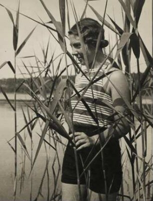 An einem See. Portrait eines Mädchens im Schilf