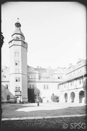 Weilburg an der Lahn, Hochschloss, Schlosshof mit Stadtpfeifferturm, Westflügel und Nordbau.