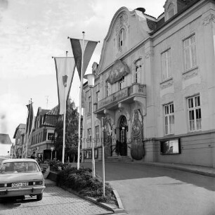 Rathaus: Paul-von-Schoenaich-Straße: Außenaufnahme: an Rathausfront große Stellagen "Neptun", "Neptunia", Karpfen, Transparent "Willkommen zum Karpfenfest": auf Vorplatz Fahnenmasten mit Fahnen, aus Anlass Karpfenfest und 50 Jahre Stadtrecht: links Pkw