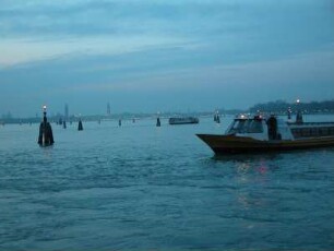 Blick vom Lido am frühen Abend nach Venedig, die Schiffahrtsweg-Begrenzungslampen sind bereits eingeschaltet