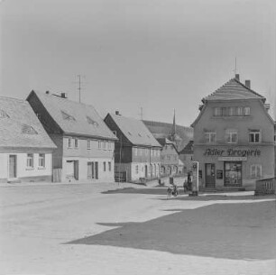Neusalza-Spremberg Niedermarkt : Neusalza-Spremberg. Ortsmitte mit Adler Drogerie. Blick zur Dorfkirche Spremberg