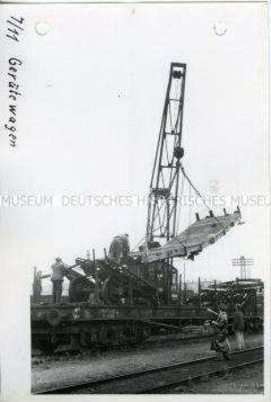 Entladen von Schrott von einem Eisenbahnwagen