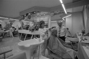 Neueröffnung des Friseursalons Egon Brädle in der Rheinstraße 5 - 7 in Mühlburg