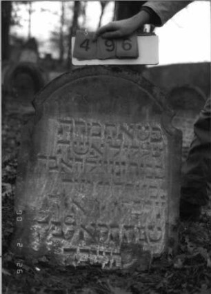 Grabstein 496 (Index: 100115489) Material: Sandstein Zustand: stark verwittert Maße HxBxT: 83x63x11 cm Beschreibung: Stele mit konkav eingezogenem Segmentbogenabschluß: Grabstein 496