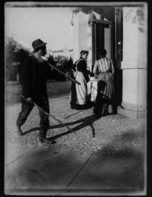 Ohne Titel (Mann, zwei Frauen auf der Straße)