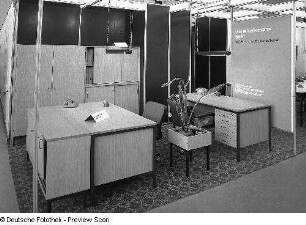 Schreibtisch : Ausstellungskoje mit Büromöbeln des VEB Möbelkombinat Berlin. Ansicht mit Schreibtischen (1982; VEB Märkische Möbelwerke Trebbin) aus dem Büromöbel-Programm "07-Eiche