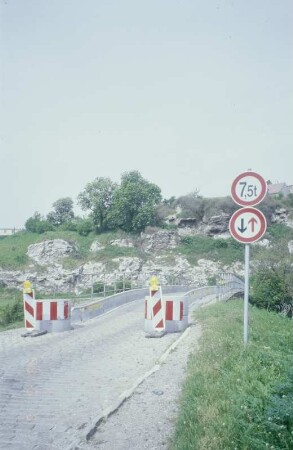 Verkehrsbeschränkende Beschilderung auf Brücken