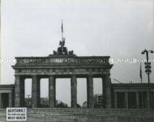 Blick durch die Säulen des Brandenburger Tores in Richtung Osten