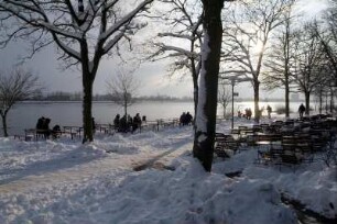 Schnee-Wandern, Spaziergang im Schnee, Elbe bei Övelgönne,Aussen-Gastronomie, Gegenlicht