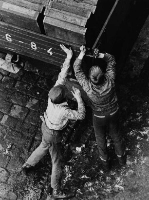 Kohlenlieferung (Blick aus der Wohnung des Fotografen)