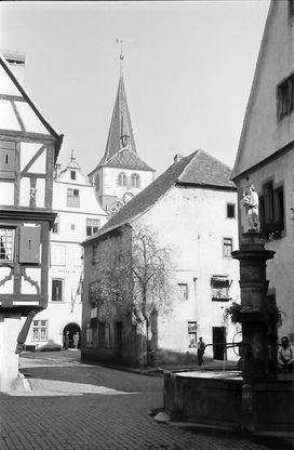 Turckheim: Brunnen, Rathaus und Kirchturm