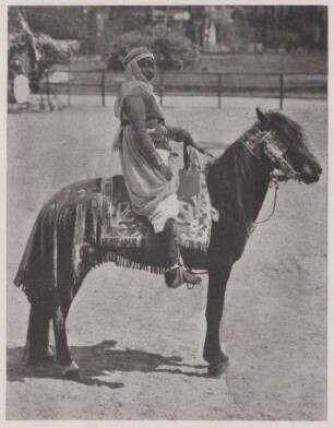 Fotografie einer indigenen Person auf einem Pferd