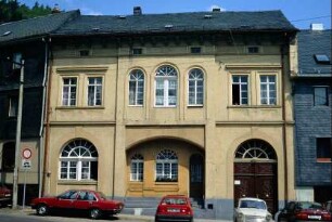 Fassade mit rundbogigen Fenstern, Oberlichter mit strahlenförmigen Sprossen
