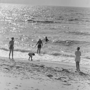 Personen in Bademode am Meer