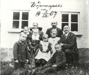 Familienfoto aus der Oberlausitz : Kleidung - katholische Tracht. Ort: Hornja Łužica / Oberlausitz. Familienfoto der Familie Brühl, 08.09.1907 (Alte Ziegelscheune)
