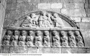 Lünette mit Madonna und Aposteln