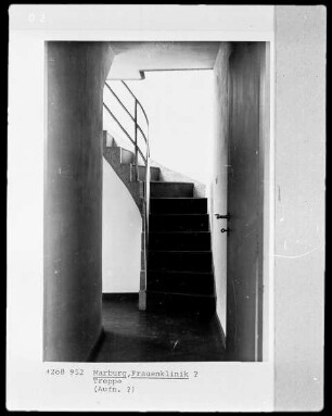 Universitäts-Frauenklinik / Neue Frauenklinik — Treppe