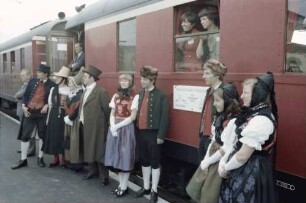 Immendingen: Trachtengruppe vor Zug