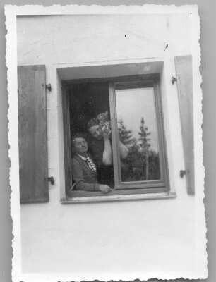 Doppelporträt mit Etha Richter und einer Frau mit Tigerkatze am Fenster