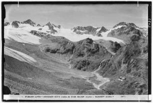 Stubaier Alpen. Dresdner Hütte (2308 Meter) mit Stubaier Wildspitze (3342 Meter)